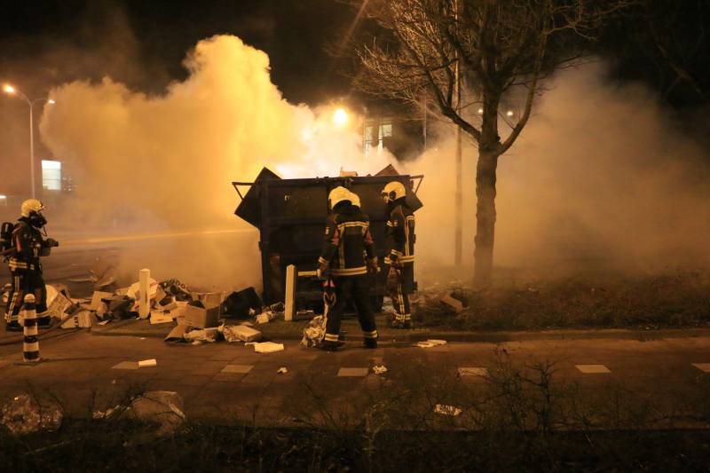 Brandweer druk met brand in container vol karton