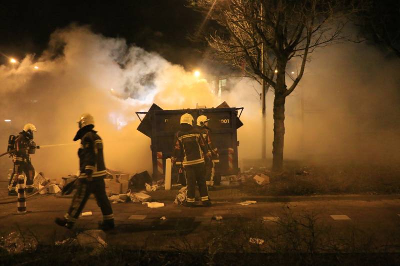 Brandweer druk met brand in container vol karton