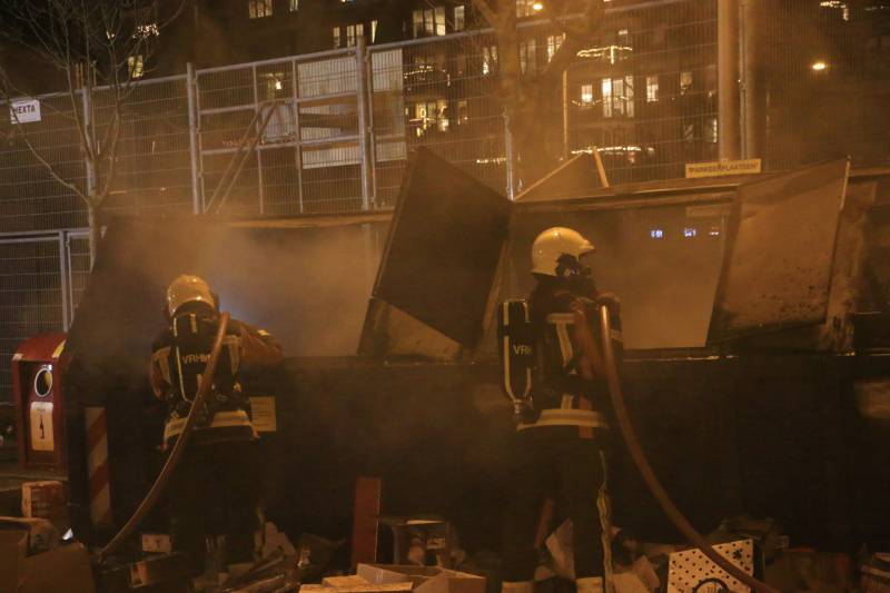 Brandweer druk met brand in container vol karton