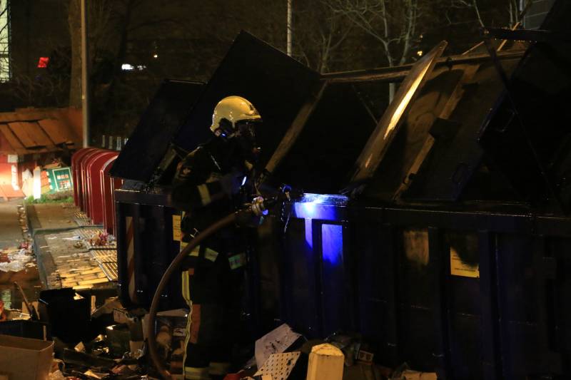 Brandweer druk met brand in container vol karton