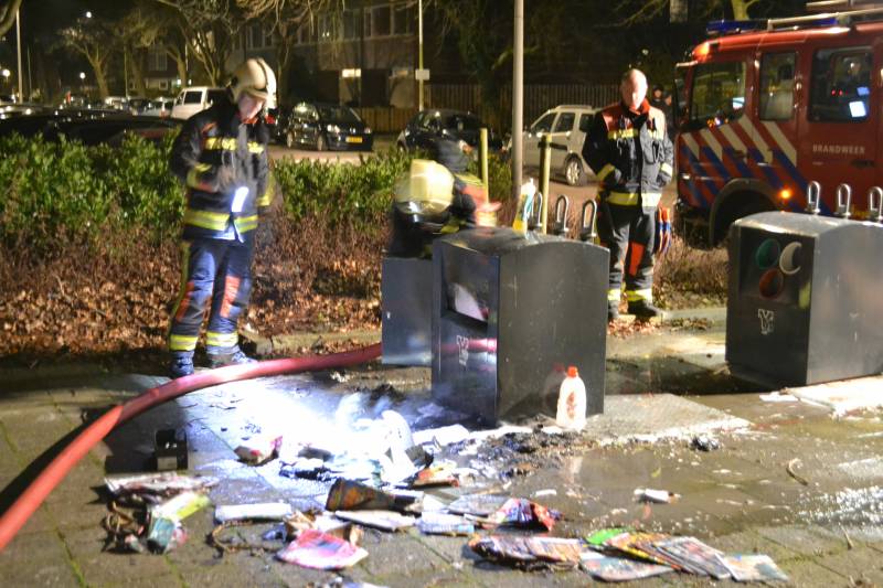 Brandweer blust ondergrondse afvalcontainer
