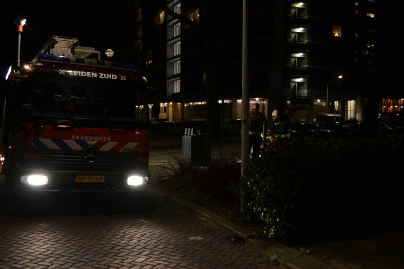 Brandweer blust ondergrondse afvalcontainer