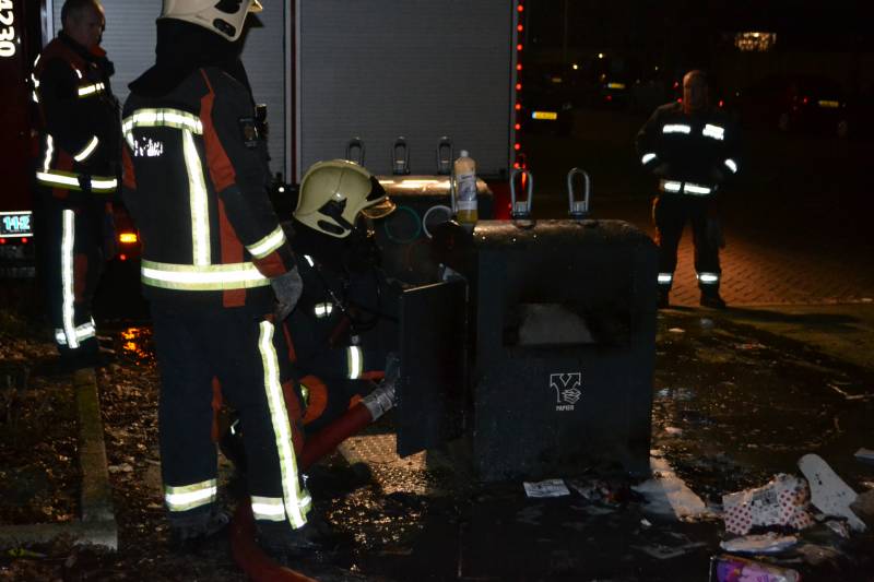 Brandweer blust ondergrondse afvalcontainer