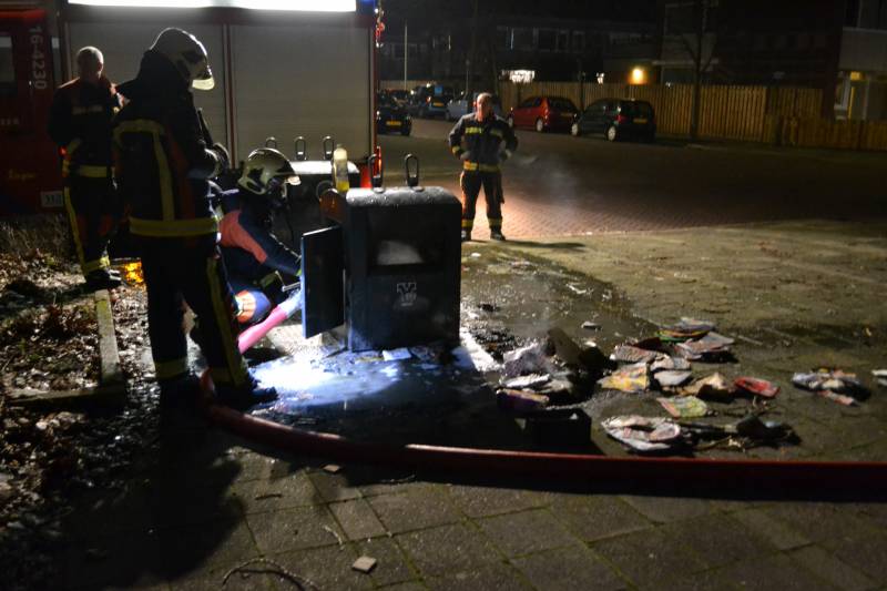 Brandweer blust ondergrondse afvalcontainer