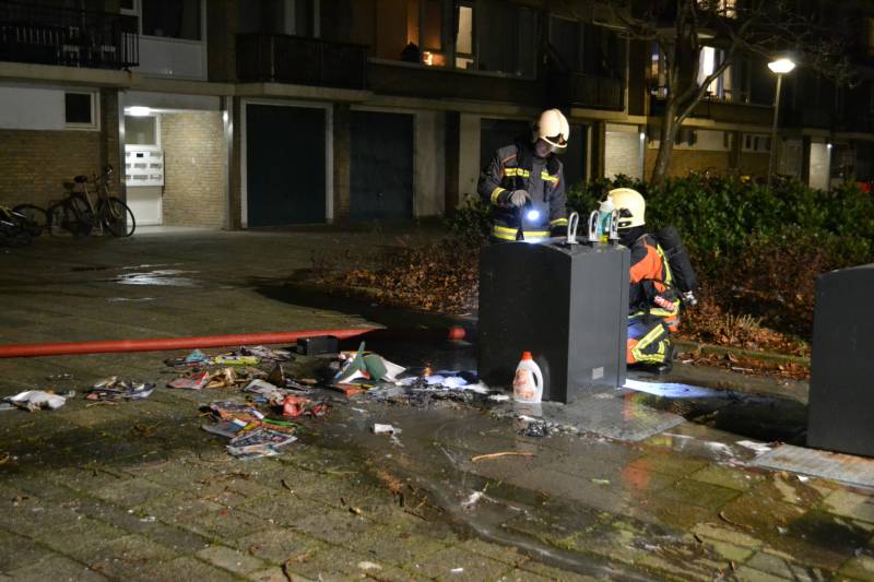 Brandweer blust ondergrondse afvalcontainer
