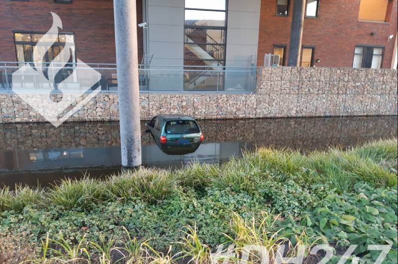 Auto te water geraakt bij inparkeren