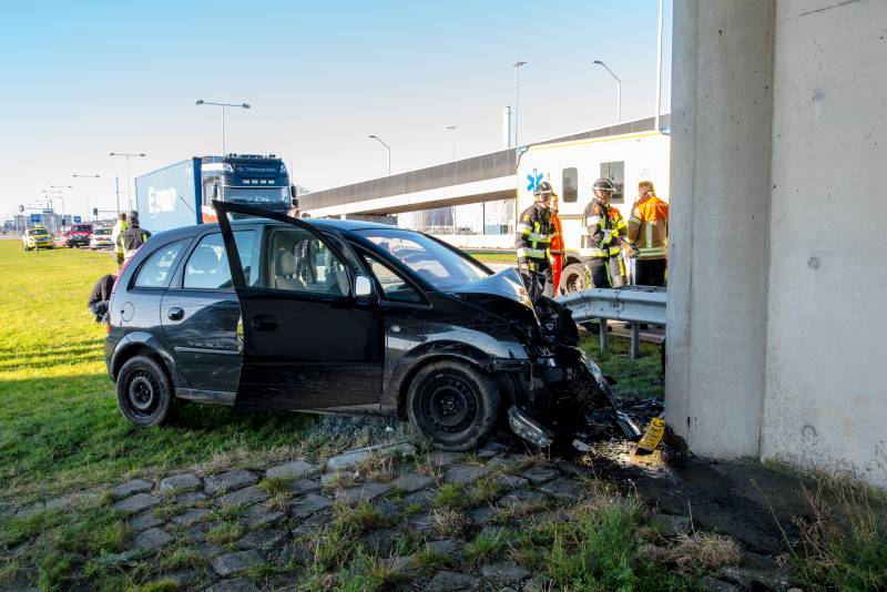 Automobilist zwaargewond na crash tegen pijler viaduct
