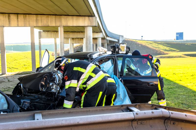 Automobilist zwaargewond na crash tegen pijler viaduct