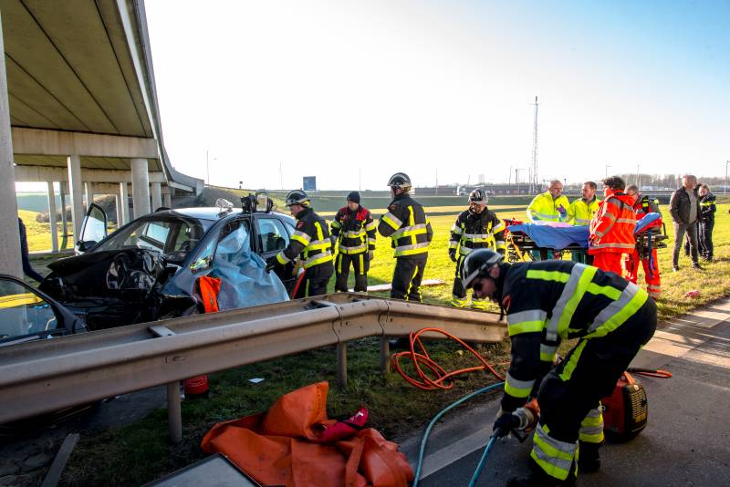 Automobilist zwaargewond na crash tegen pijler viaduct