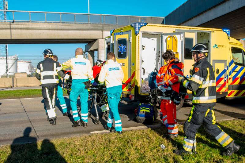 Automobilist zwaargewond na crash tegen pijler viaduct