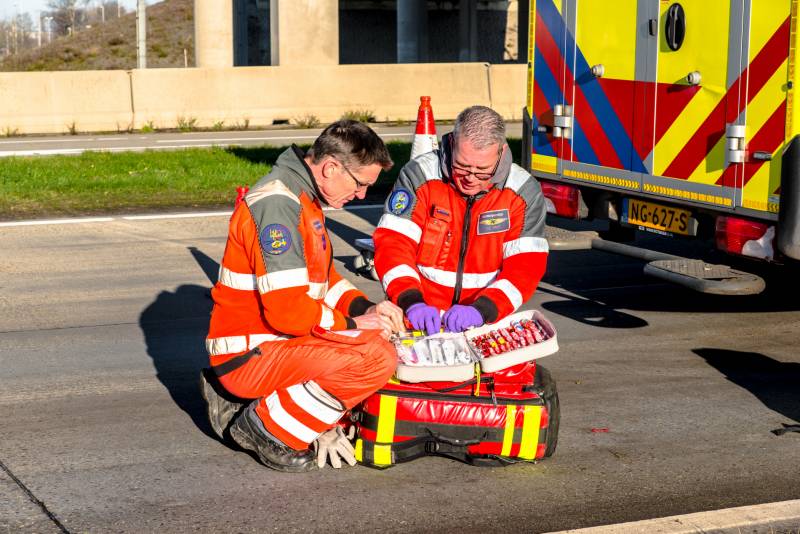 Automobilist zwaargewond na crash tegen pijler viaduct
