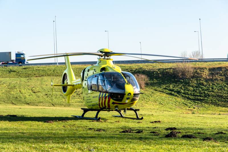Automobilist zwaargewond na crash tegen pijler viaduct