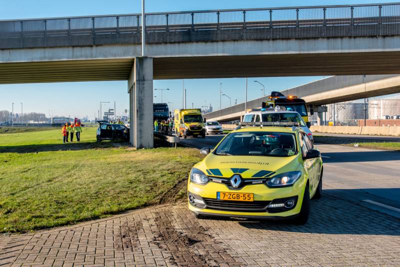 Automobilist zwaargewond na crash tegen pijler viaduct