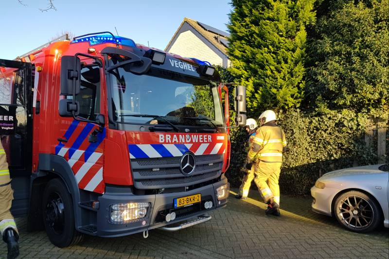 Coniferenhaag vat vlam door vuurwerk