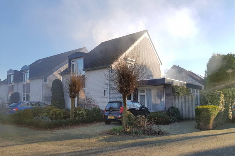 Coniferenhaag vat vlam door vuurwerk