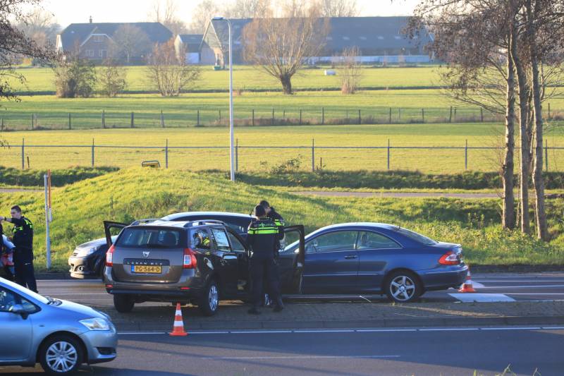 Twee personenauto's botsen op elkaar op rotonde