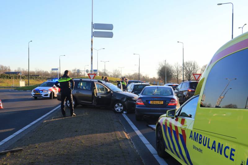 Twee personenauto's botsen op elkaar op rotonde