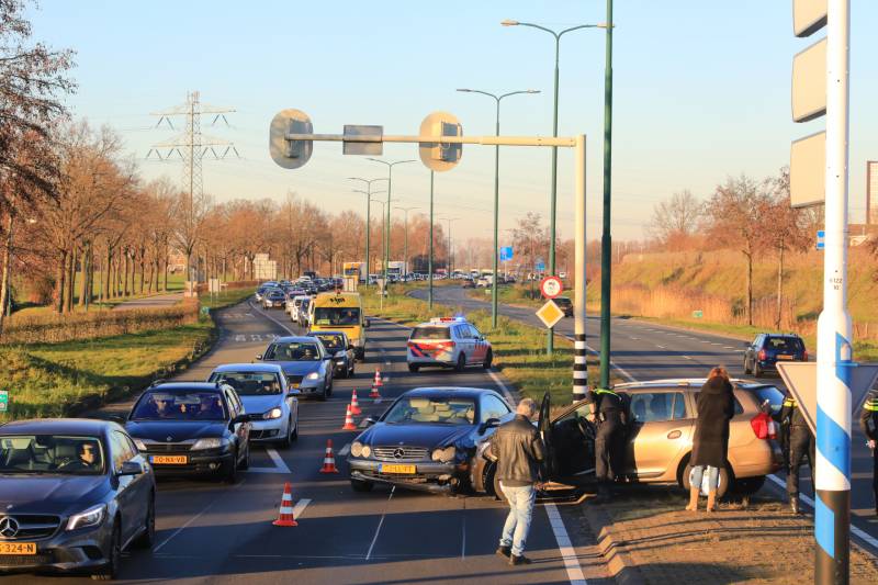 Twee personenauto's botsen op elkaar op rotonde