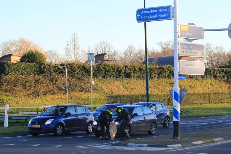Twee personenauto's botsen op elkaar op rotonde