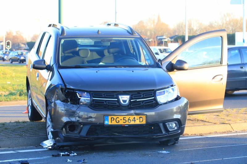 Twee personenauto's botsen op elkaar op rotonde