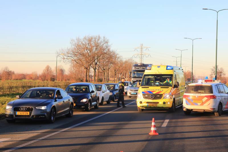 Twee personenauto's botsen op elkaar op rotonde
