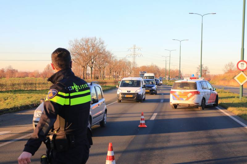 Twee personenauto's botsen op elkaar op rotonde