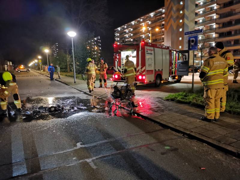 Twee afval brandjes bij flat