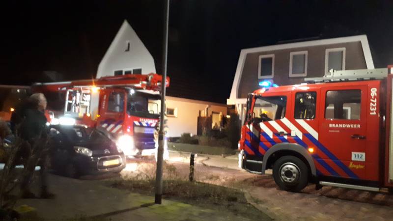 Brandweer blust brand in schoorsteen