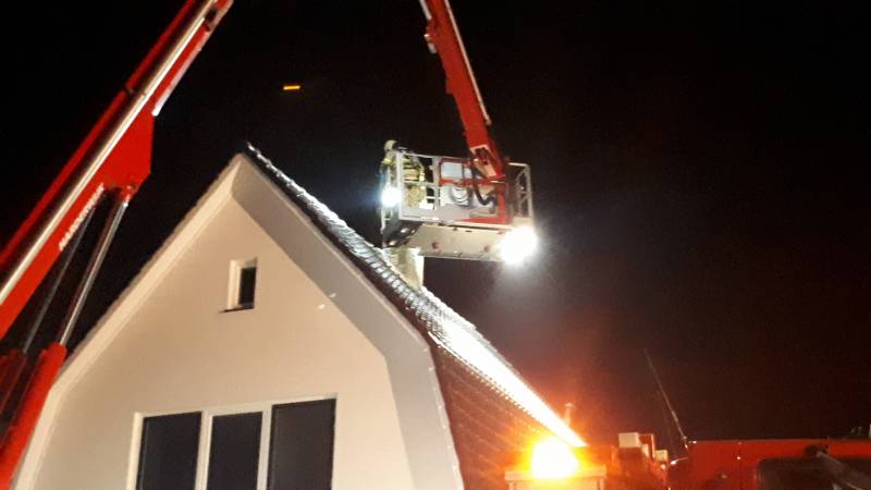 Brandweer blust brand in schoorsteen
