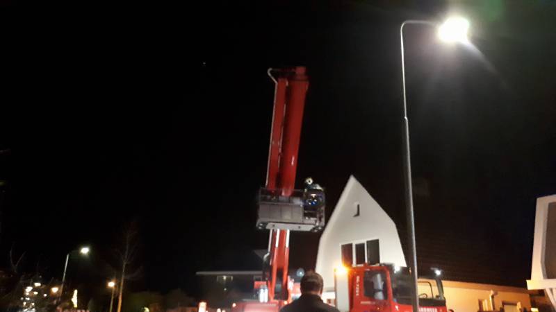 Brandweer blust brand in schoorsteen