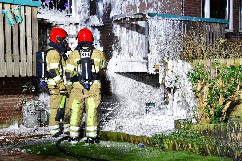 Brandweer blust brand onder balkon