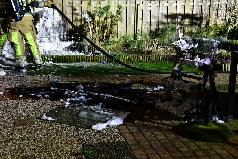 Brandweer blust brand onder balkon