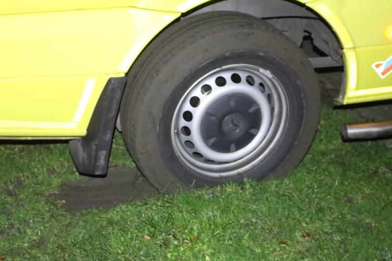 Brandweer trekt vastgereden ambulance los