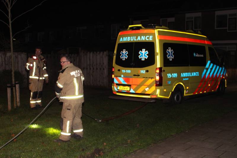 Brandweer trekt vastgereden ambulance los