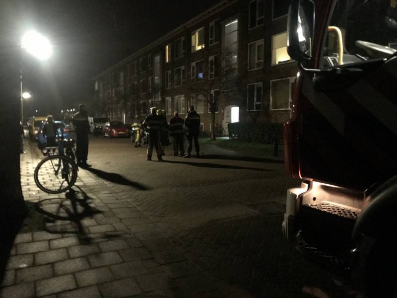 Brandweer verricht metingen vanwege vreemde lucht in portiekflat