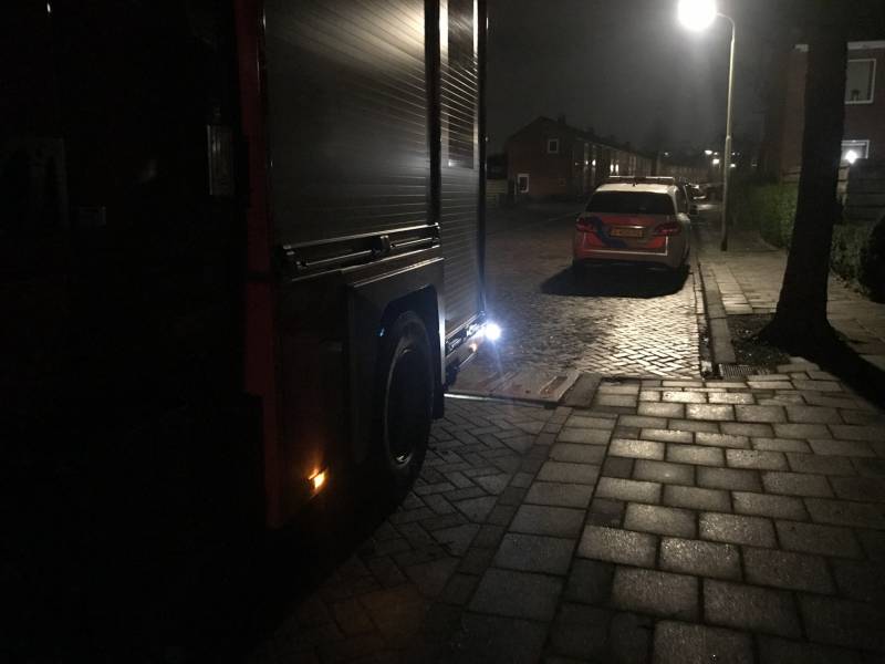 Brandweer verricht metingen vanwege vreemde lucht in portiekflat