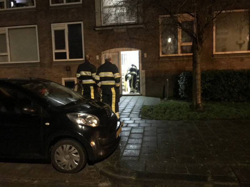 Brandweer verricht metingen vanwege vreemde lucht in portiekflat