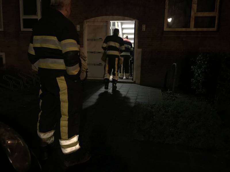 Brandweer verricht metingen vanwege vreemde lucht in portiekflat