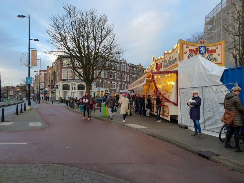 Topdrukte bij oliebollenkraam Richard Visser
