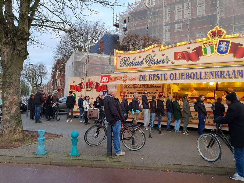 Topdrukte bij oliebollenkraam Richard Visser