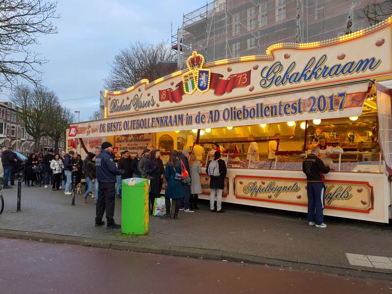 Topdrukte bij oliebollenkraam Richard Visser