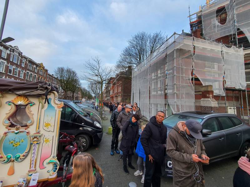 Topdrukte bij oliebollenkraam Richard Visser