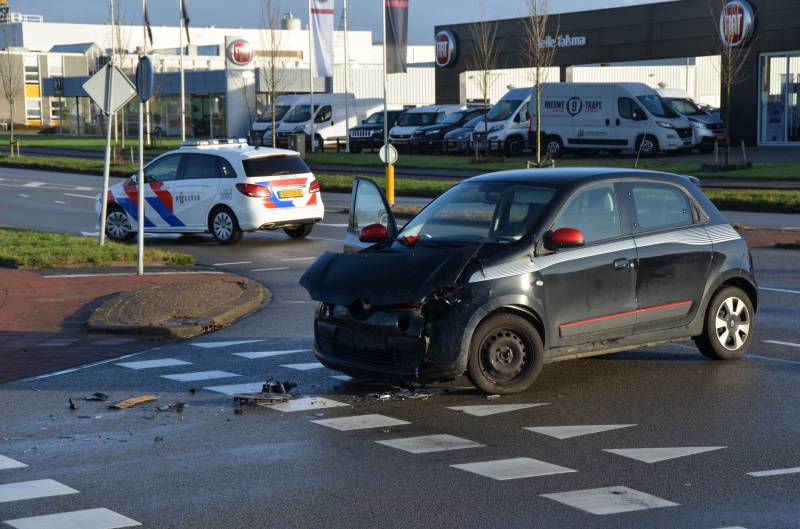 Personenauto botst hard in flank van vrachtwagen