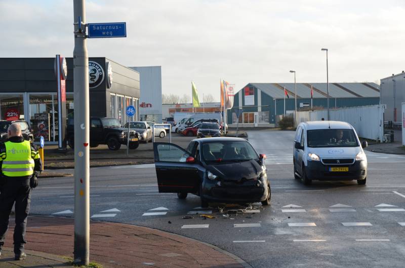 Personenauto botst hard in flank van vrachtwagen
