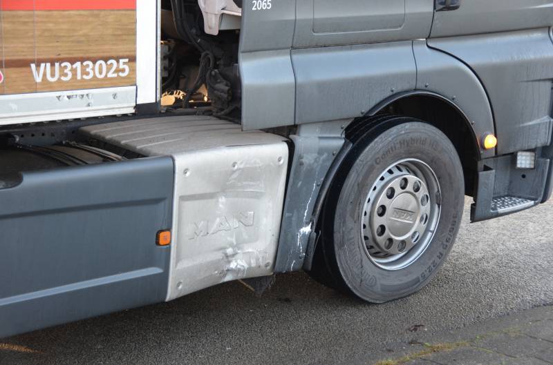 Personenauto botst hard in flank van vrachtwagen