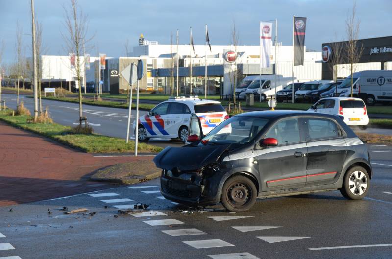 Personenauto botst hard in flank van vrachtwagen