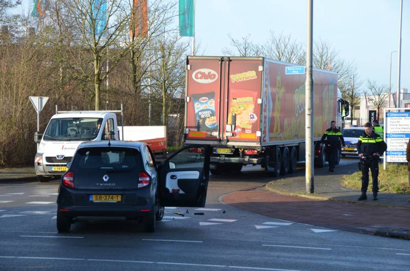 Personenauto botst hard in flank van vrachtwagen