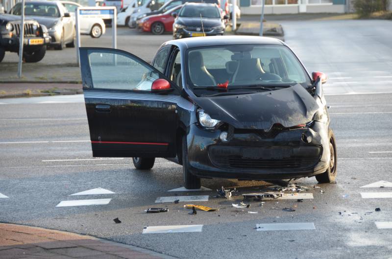 Personenauto botst hard in flank van vrachtwagen