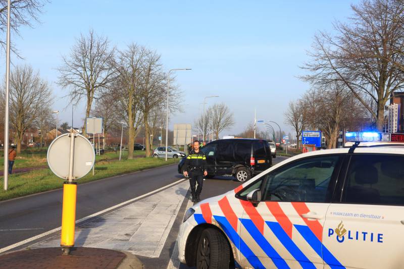 Auto botst in flank van bestelbus