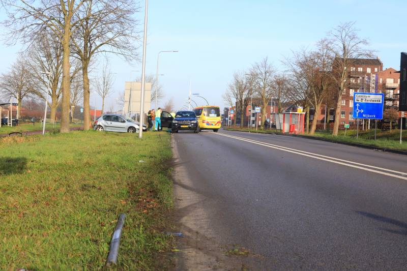Auto botst in flank van bestelbus